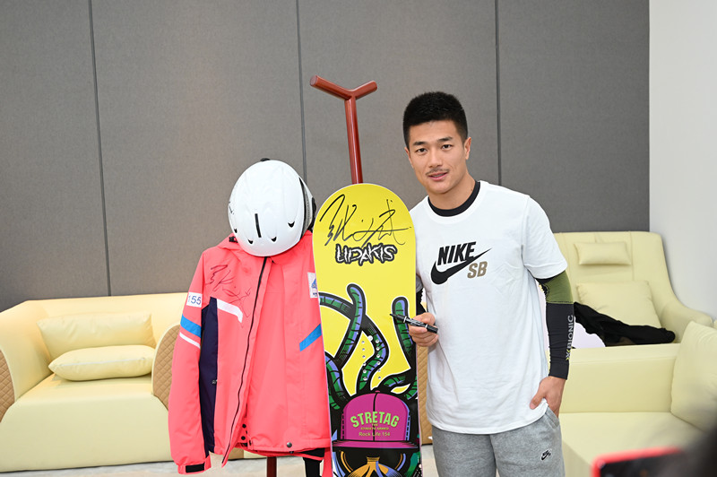 单板滑雪世界冠军张义威现身春城 告诉大家滑雪要注意这三点